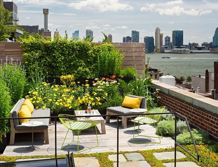 balkon ideen kleine dachterrasse schön einrichten und dekorieren, sofa, stühle, bunte blumen