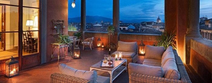 balkon ideen zum nachmachen, romantisches ambiente zu hause am abend, sessel, sofa, kerzen
