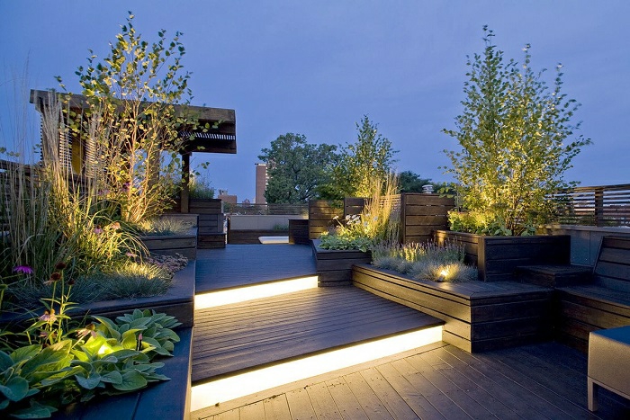 terrassengestaltung idee für schöne beleuchtung die am abend effektvoll und cool aussehen wird 