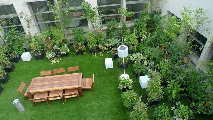 terrassengestaltung ideen von oben gesehen eine gartenterrasse mit vielen grünen pflanzen und einem großen esstisch