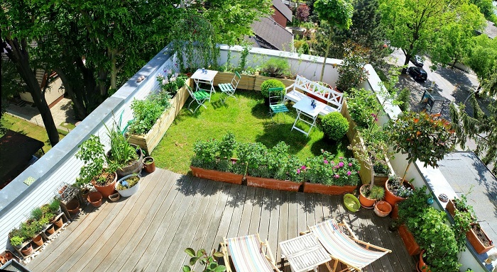 terrassengestaltung ei blick von oben kleiner grüner garten in kombination mit erholungsecke mit liegestühlen
