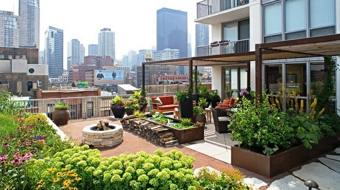 terrassen ideen dachterrasse zum erstaunen grüne pflanzen auf der terrasse sichtschutz gegen starke sonne sitzecke
