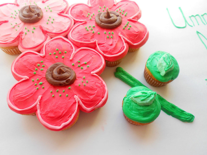 torte aus süßigkeiten, kuchen in form von großen rosa blumen, blumenstrauß, cupcakes