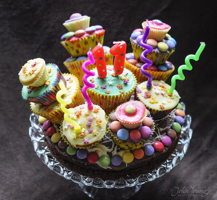torte aus süßigkeiten, tortenboden mit schokolade, cupcakes dekoriert mit fondant, geburtstagstorte für kind