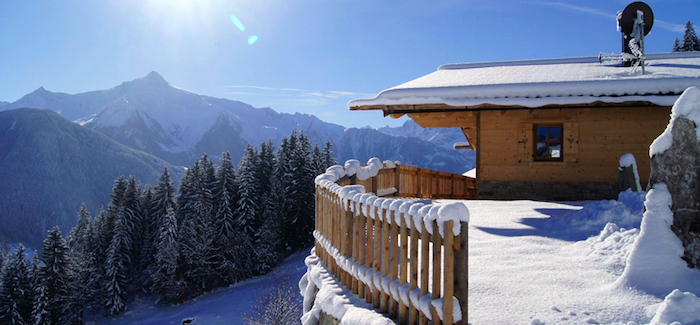 urlaub in den alpen, chalet in den zillertaler alpen, osterreich, winterurlaub im tirol