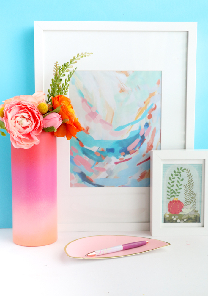 Selbst bemalte Vase, zwei Gemälden im Hintergrund, kleiner Blumenstrauß