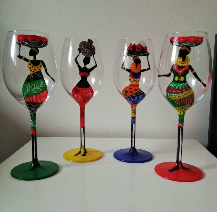 vier Silhuetten von Frauen, bunte Klammotten, exotische Gläser, Glas farben