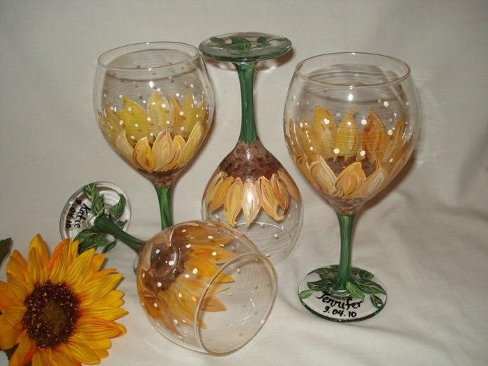 vier Gläser mit Sonnenblumen, sommerliche Deko für Tisch im Garten