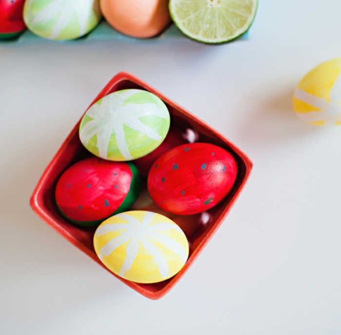 vier von die Früchte Eier in einer kleinen roten Schachtel, Eier anmalen