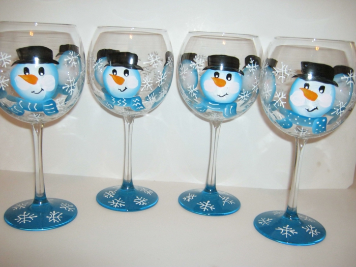 vier Gläser, blaue Schneemänner mit schwarzen Hüte und Schneeflocken, Glas farben