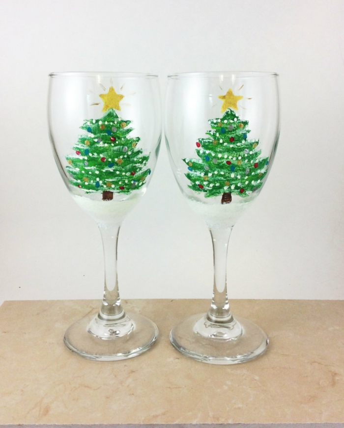 zwei Tannenbäume auf zwei Gläser, leuchtende Sterne, Glas farben zu Weihnachten