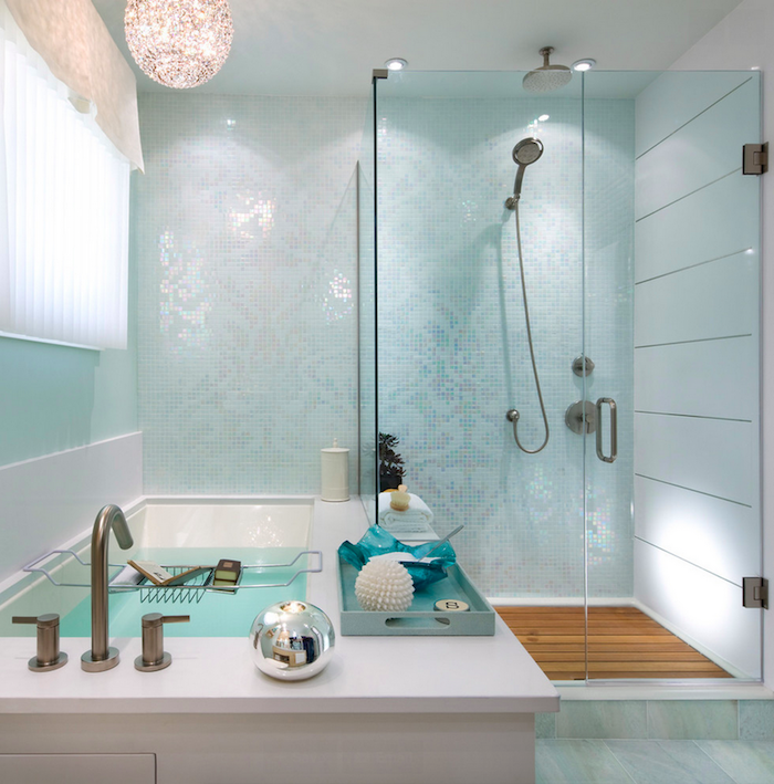 Badezimmer in Türkis, runder Lampenschirm, weiße Badewanne und Duschkabine