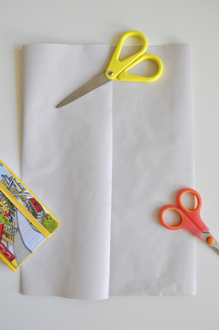 eine kleine gelbe schere und ein großes blatt papier, papiertüten falten anleitung, eeine kleine pinke schere, basteln mit kindern 