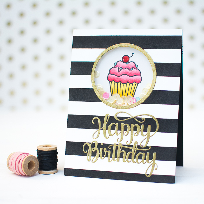 bastelideen für erwachsene geburtstag, geburtstagskarte aus papier in weiß und schwarz, cupcake mit kirsche, goldene buchstaben