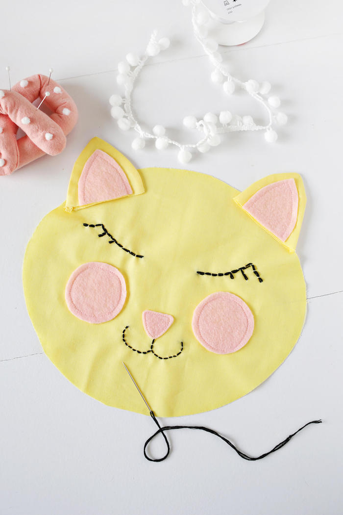 Gelbes Kissen Katze, Wangen und Ohren aus rosa Stoff, Bretzel Nadelkissen