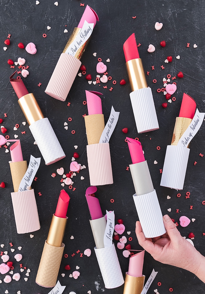 Lippenstifte aus Papier selber basteln, mit personalisierter Botschaft, Geschenkidee zum Muttertag