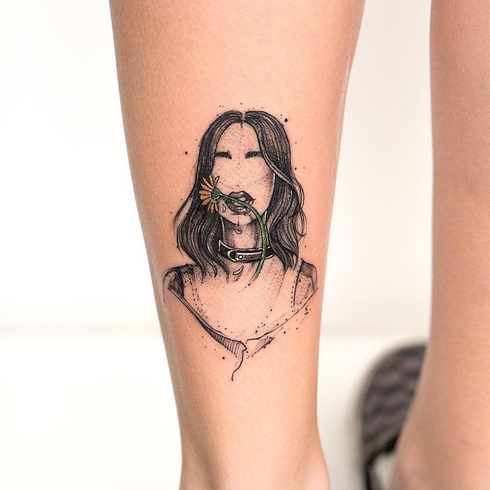 Tattoo an der Wade, Frau mit schwarzen langen Haaren, gelbe Blume im Mund
