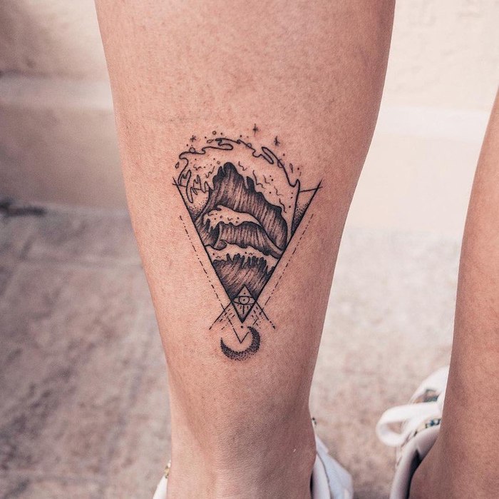 Tattoo an der Wade, Welle in Dreieck, Auge der Vorsehung, Tattoo Motive für Frauen