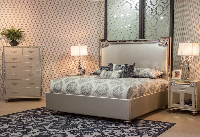 schlafzimmer deko ideen zum erstaunen, ausgefallenes zimmerdesign, bettwäsche mit dessin in beige und blau, zimmerpflanze, lampen