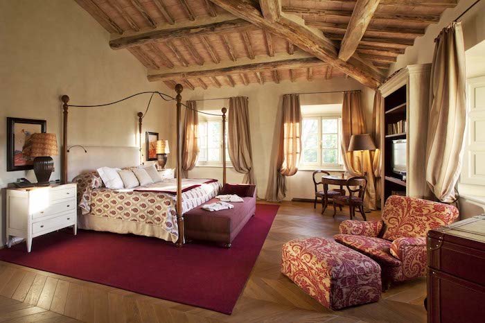 deko ideen schlafzimmer, teppich in rot, landhausstil, großartig, schön, bunter sessel