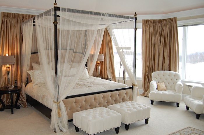 deko ideen schlafzimmer, weißes zimmergestaltung, beige dekorationen und vorhänge, sessel, fenster