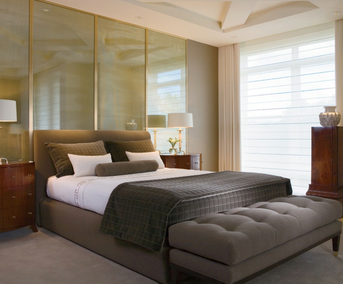 modernes feng shui schlafzimmer, spiegel hinter dem bett, graues design, große fenster