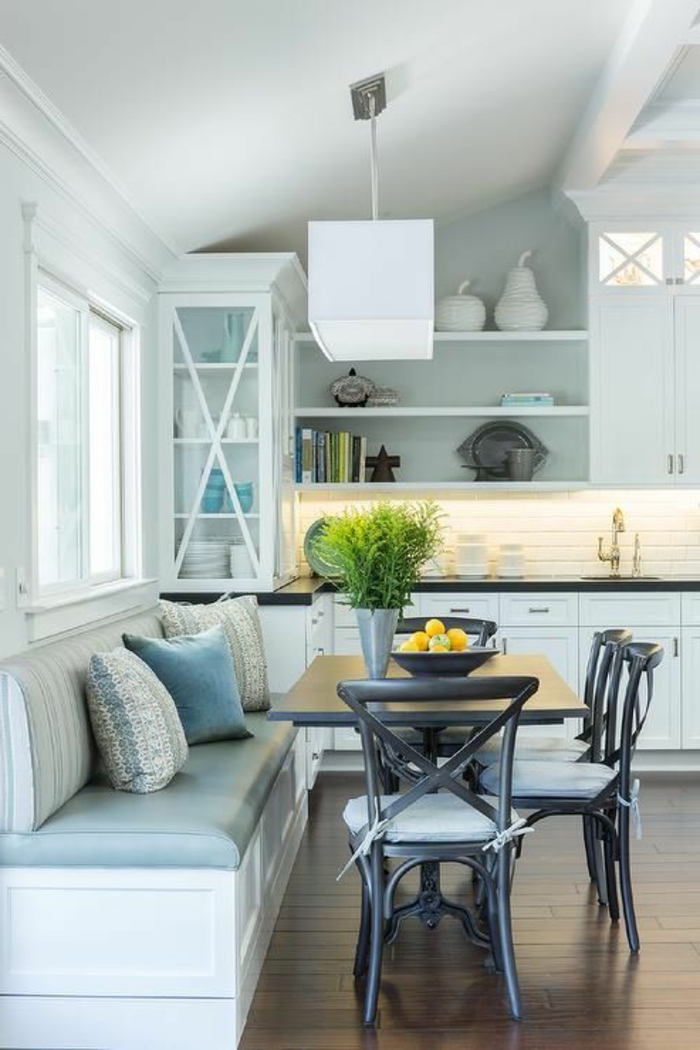 eine schöne kleine gemütliche Küche mit hellblauen Wänden, Wandgestaltung Küche mit Farbe