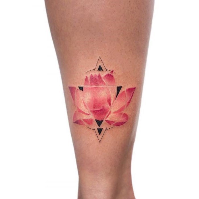 Lotus Tattoo an der Wade, Blumen Tattoo Motive für Frauen, farbiges Tattoo in Rosa