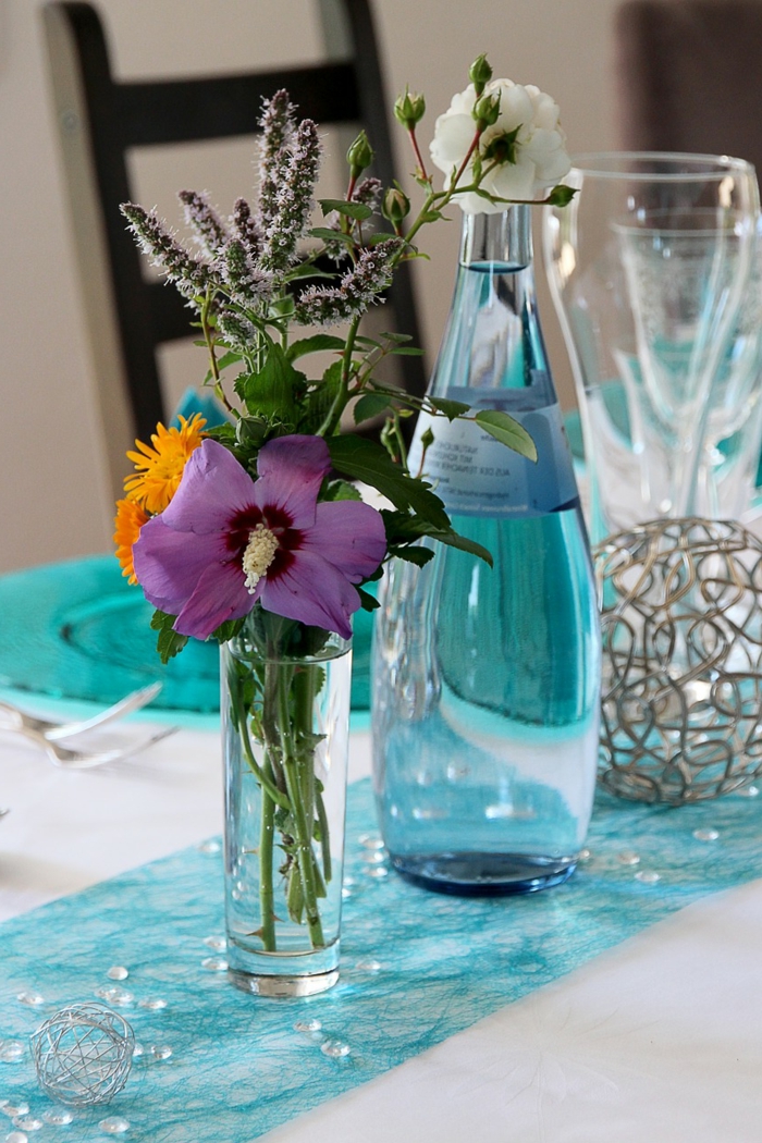 eine ausgezeichnete Tischdeko Kommunion, kleine Glasperle auf einem blauen Tischläufer