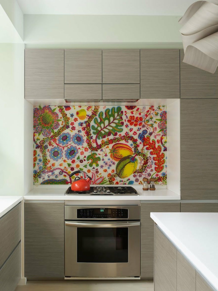 graue Regale, farbenfrohe Tapete mit Blumen und Früchte, eingebauter Ofen, Wandgestaltung Küche