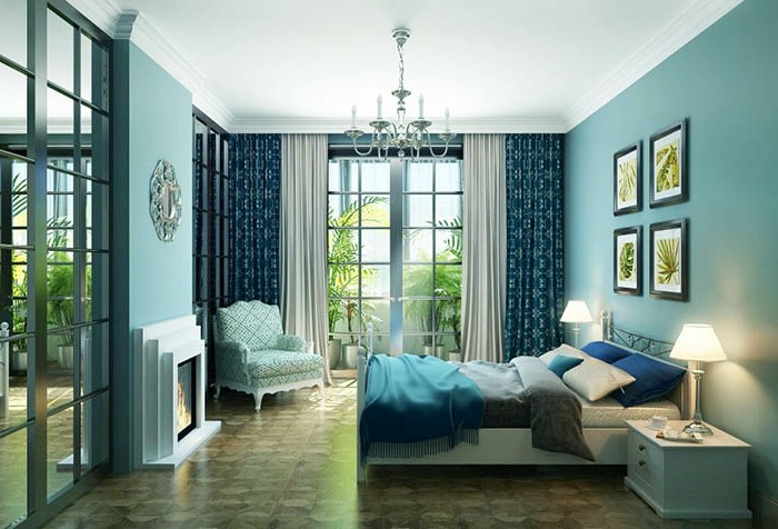 Schlafzimmer Einrichtung, Wandfarbe Hellblau, dunkelblaue Vorhänge, verspielter Kronlecuhter
