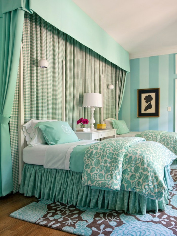 Schlafzimmer in Türkis, Decke mit Blumenmuster, weißer Nachttisch und Nachttischlampe