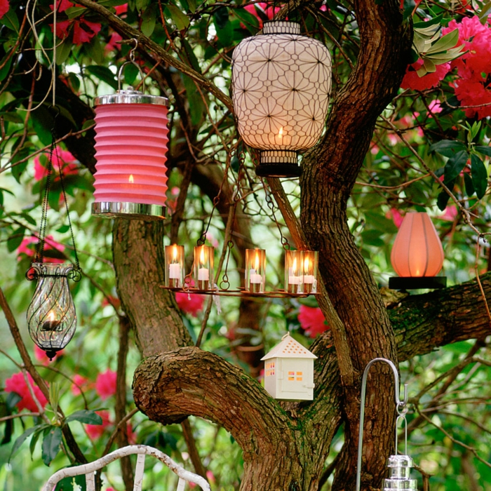 Gartenparty Deko ideen mit leuchten, lamen, kerzen und andere beleuchtungsdekorationen, bäume dekorieren
