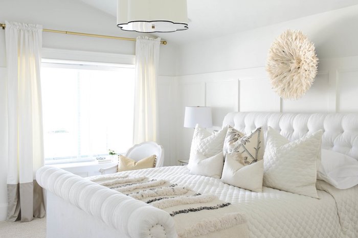 deko ideen schlafzimmer, weißes zimmergestaltung, wanddeko, vorhänge design dezente deko ideen