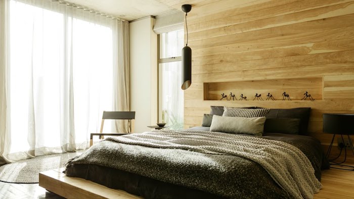 schlafzimmer gemütlich gestalten, beige, grau, zimmergestaltung, weiße vorhänge, schwarze lampe