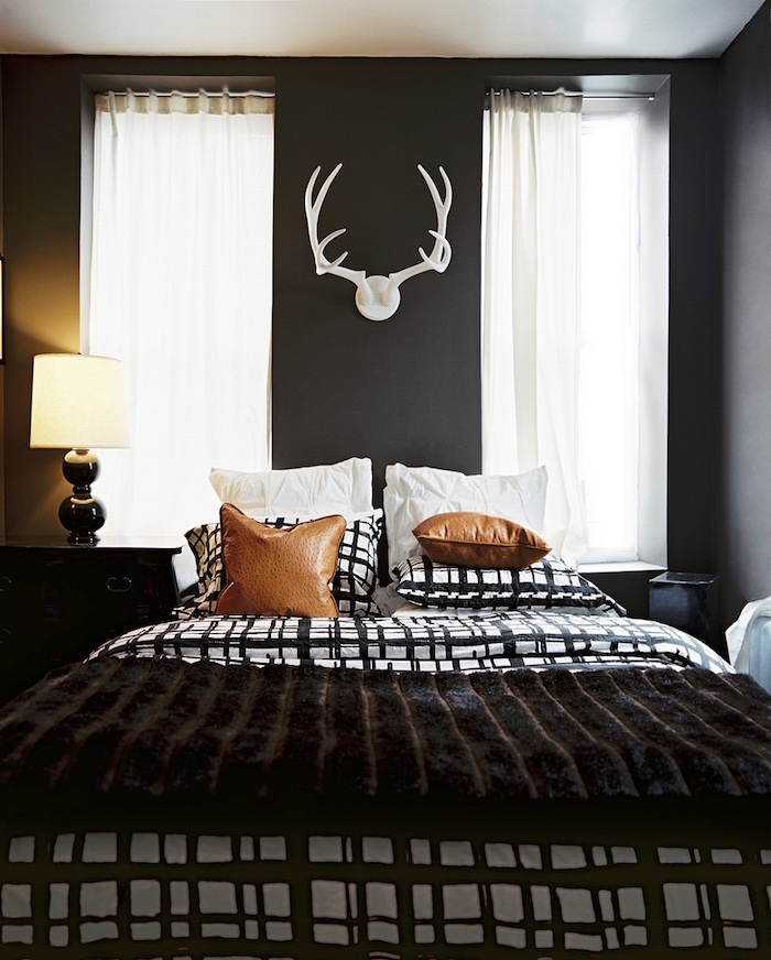 schlafzimmer deko ideen für männer zimmer bettwäsche schwarz weiß, beige, lampe, graue wand, weiße vorhänge