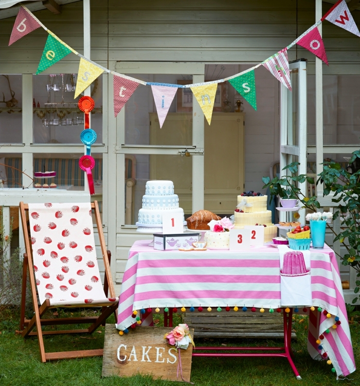 Gartenparty Deko idee zum geburtstag, bunte flaggen, tischdecke, stuhl, liegestuhl, torte, 
