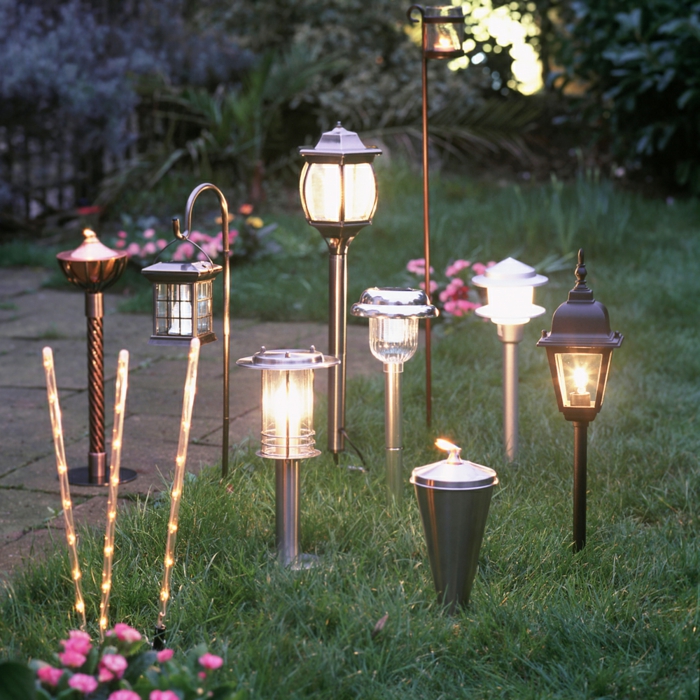 beleuchtung als Gartenparty Deko, viele leuchten im garten, lampendesigns verschiedene gestaltungen, raigrass