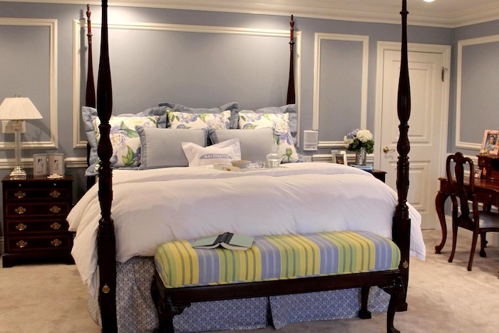 schlafzimmer gemütlich gestalten, lila, gelb, grün, weiß, schwarze möbel, blaue wände