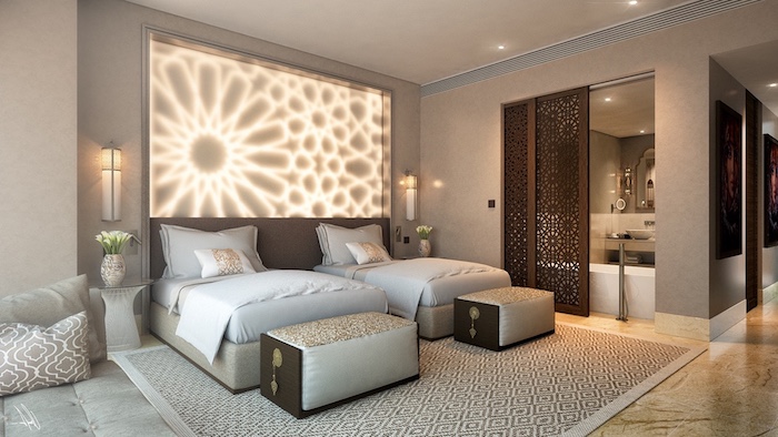 schlafzimmer deko im hotel oder zu hause, wanddeko mit licht lichtkette, kissen, bad, badezimmer design holz teppich