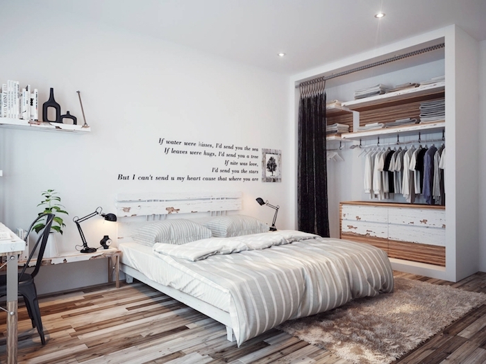 schlafzimmer ideen zum erstaunen, schlichtes design, weiß, beige, tshirts im schrank, aufschrifte an der wand