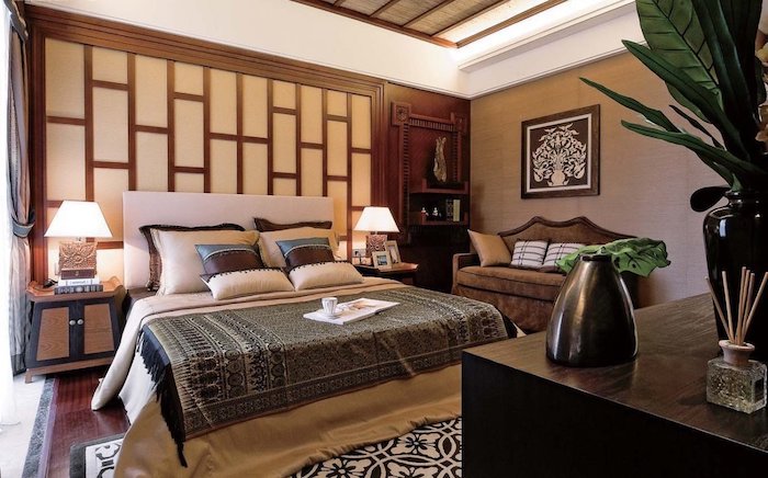 schlafzimmer gemütlich gestalten, gemütliches zimmer mit doppelbett, sofa, grüne pflanzen, wandgestaltung