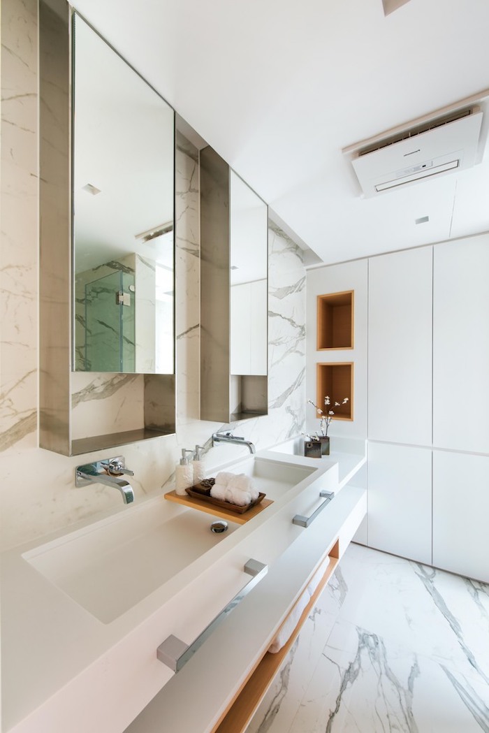 großes badezimmer mit einem großen weißen waschbecken und mit weißen fliesen und zwei großen spiegeln und weißen wänden, kleine rüume einrichten