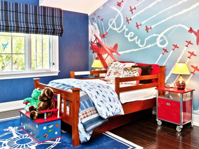 ein traumhaftes Kinderzimmer für Junge, rote Flugzeuge, Bilder an der Wand, Kinderzimmer Ideen für kleine Räume
