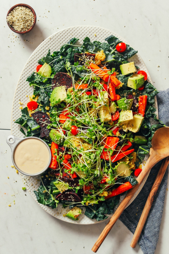 ein Salat mit viel buntes Gemüse, schnelle Salate mit grünen Blättern, Avocado und Karotten