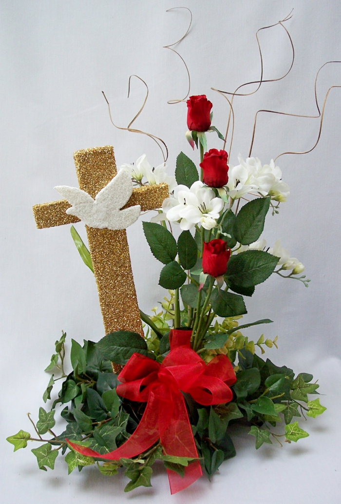 Tischdeko Kommunion mit einem goldenem Kreuz, rote Rose, weiße Blume, ein Kranz
