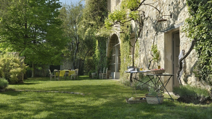 ein Rasen, Gartenmöbel vorn, ein schönes Haus mit Efeu an der Wände, günstige Gartengestaltung Ideen