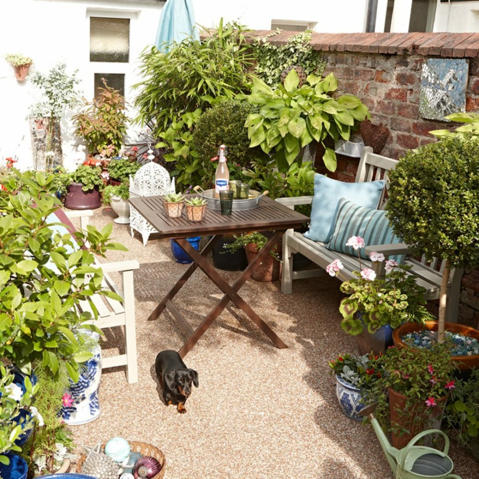 kleiner Garten mit Sichtschutz, günstige Gartengestaltung Ideen, bequeme Gartebmöbel
