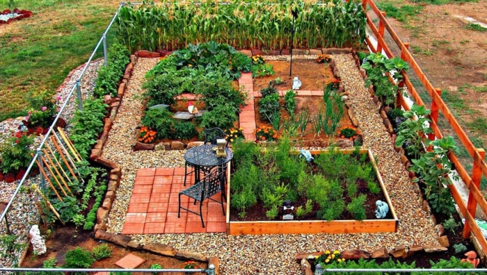 günstige Gartengestaltung Ideen, ein Gartenweg mit Kies, selbstversorger Garten mit Gemüse