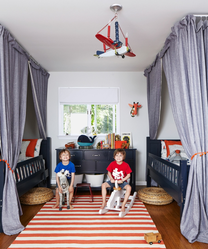 ein Kronleuchter wie Flugzeug, zwei Bette, ein gestreifter Teppich, Kinderzimmer Ideen für kleine Räume